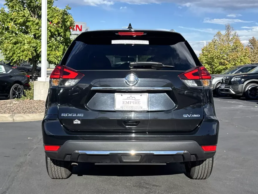 2018 Nissan Rogue SV photo 1