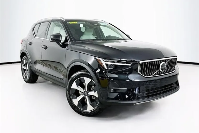 2025 Volvo XC40 Plus photo 1