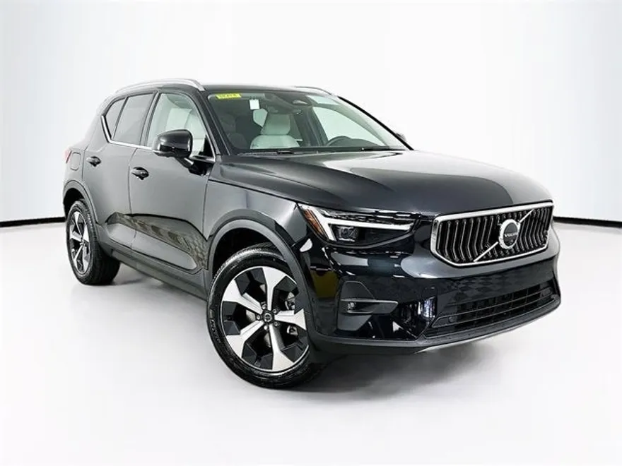 2025 Volvo XC40 Plus photo 1