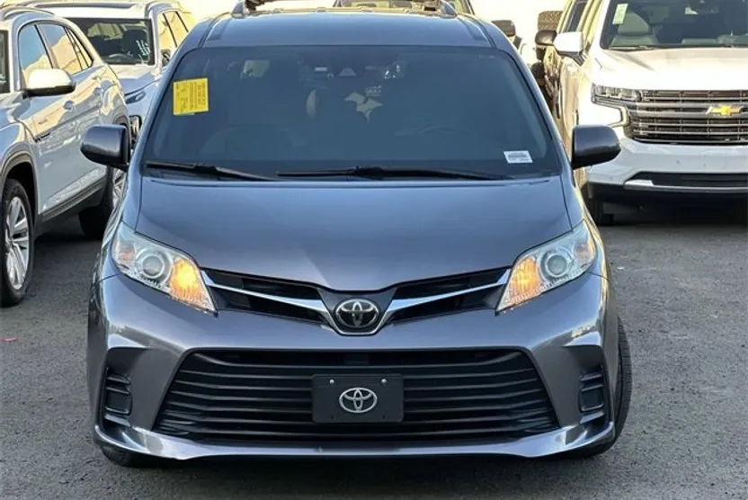 2020 Toyota Sienna LE photo 1