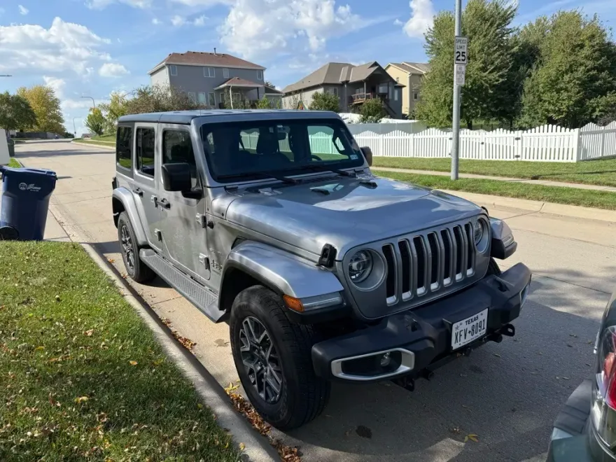 2021 Jeep Wrangler Unlimited Sahara photo 1