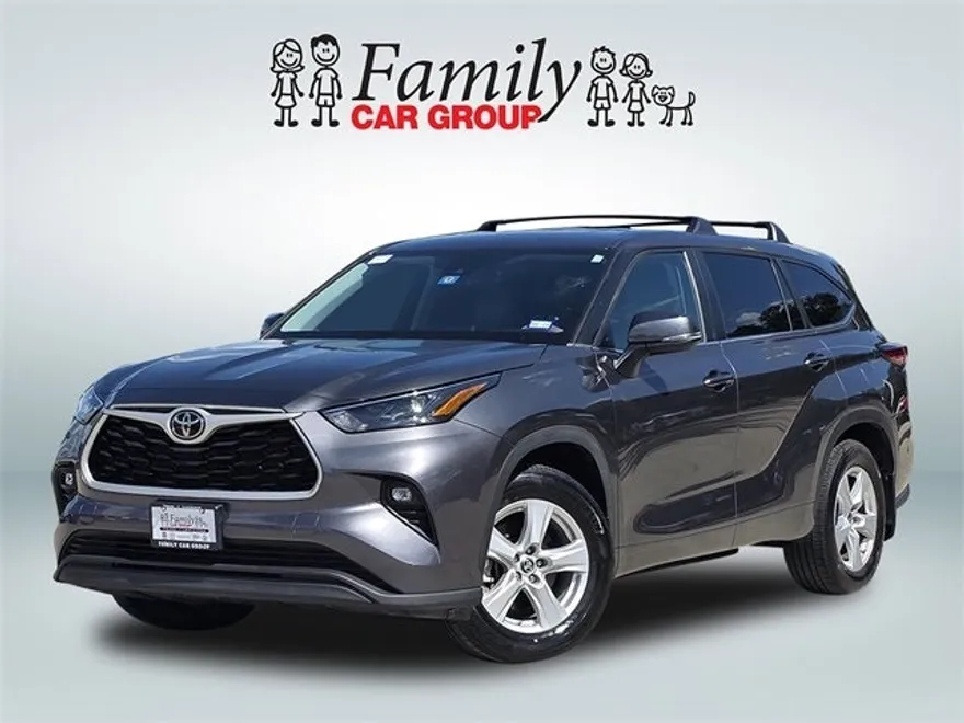 2023 Toyota Highlander LE photo 1