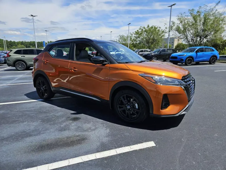 2024 Nissan Kicks SR photo 1