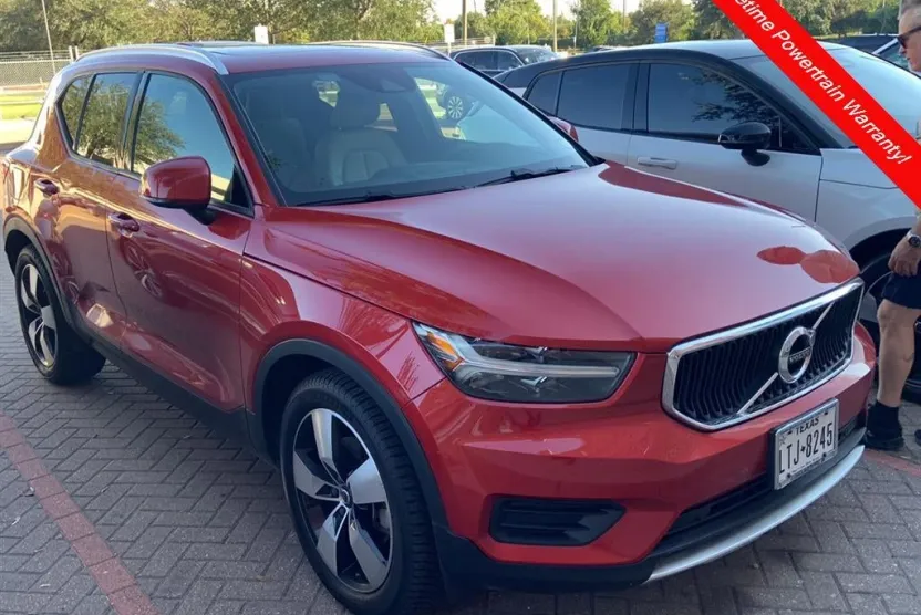2019 Volvo XC40 Momentum photo 1