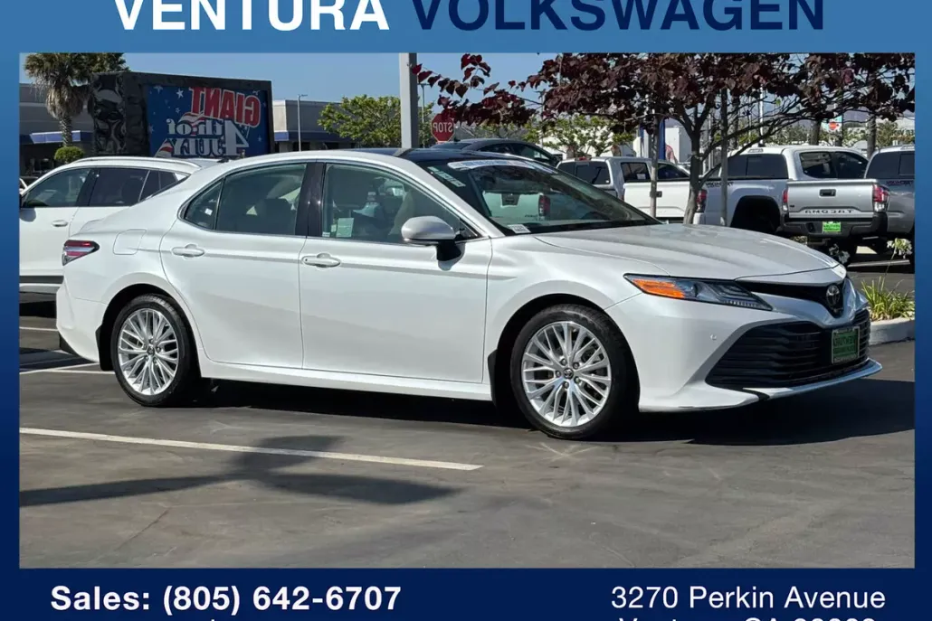 2019 Toyota Camry XLE photo 1