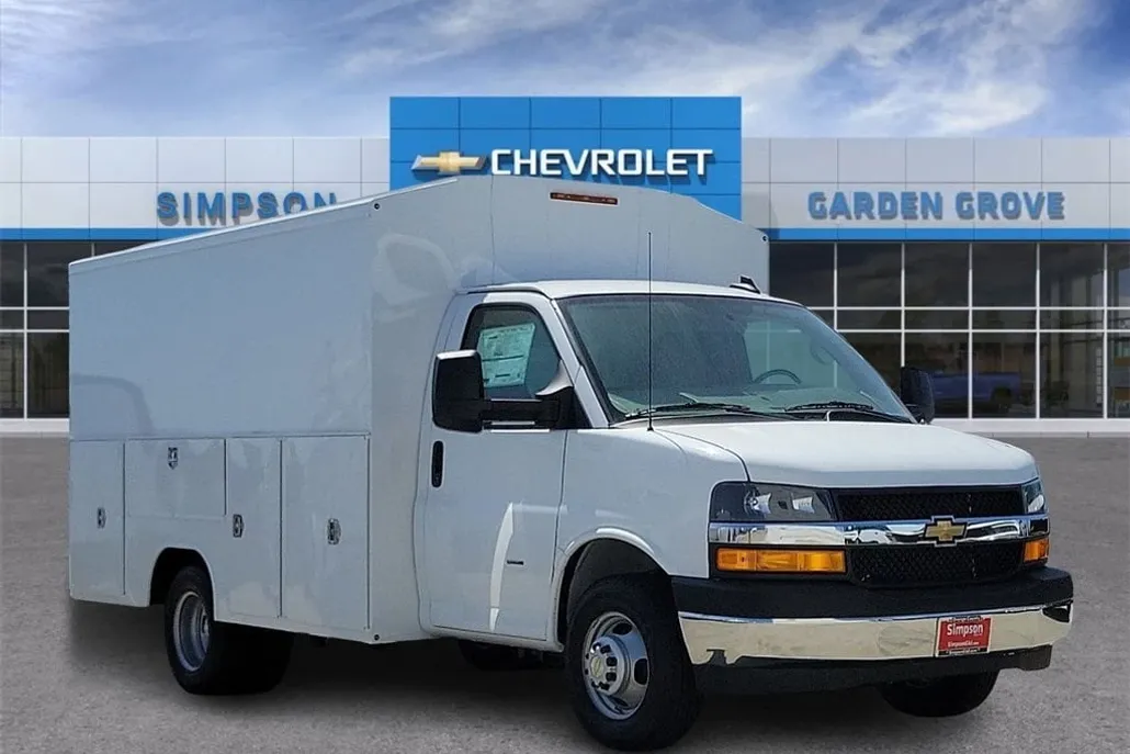 2025 Chevrolet Express Cutaway 3500 photo 1