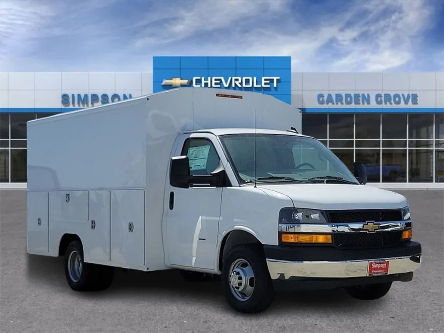 2025 Chevrolet Express Cutaway 3500 photo 1