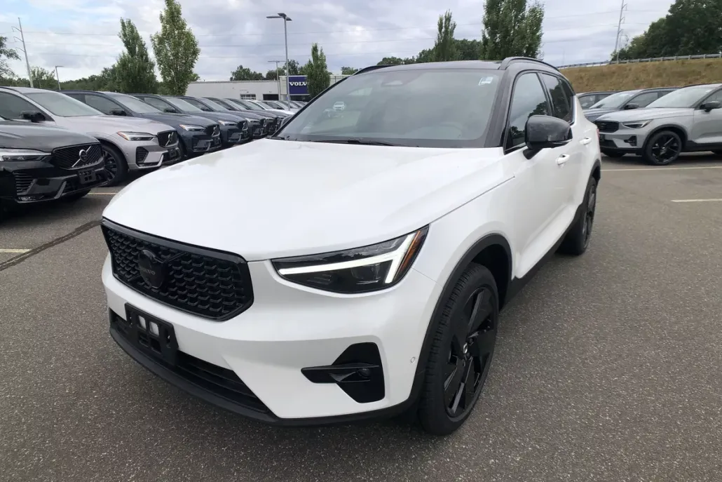 2026 Volvo XC40 photo 1