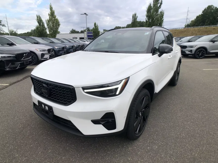 2026 Volvo XC40 photo 1