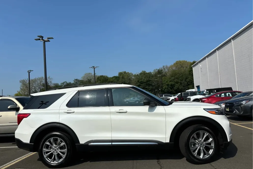 2023 Ford Explorer XLT photo 1