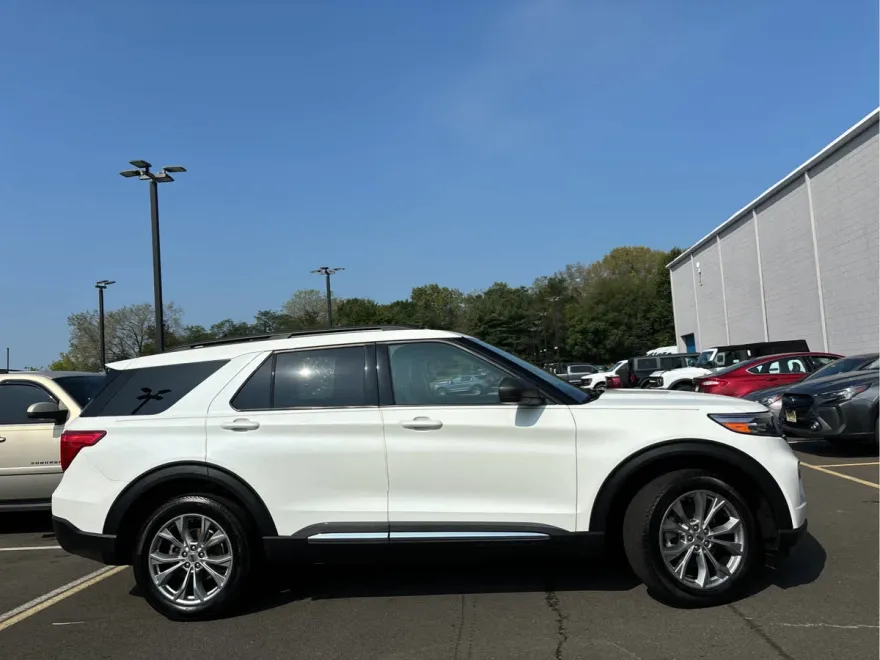 2023 Ford Explorer XLT photo 1