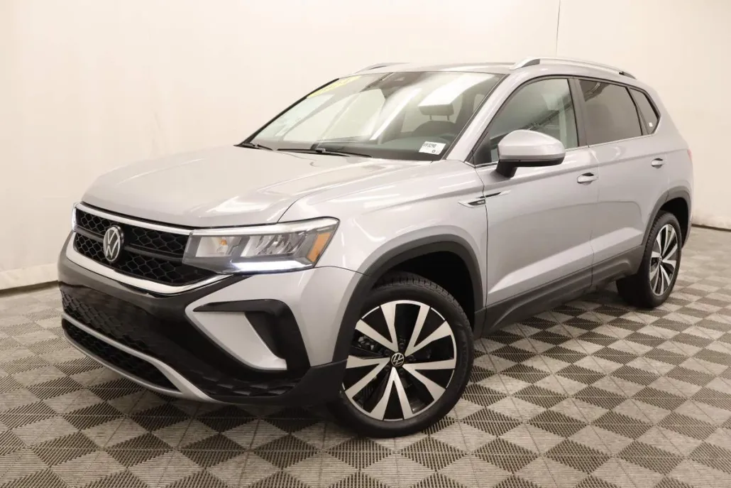 2024 Volkswagen Taos SE photo 1