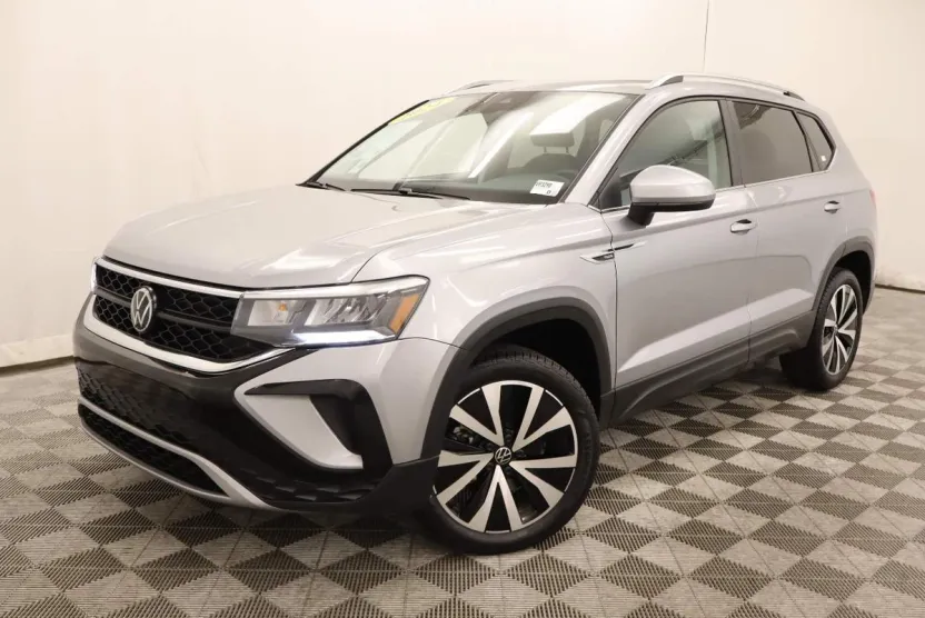 2024 Volkswagen Taos SE photo 1
