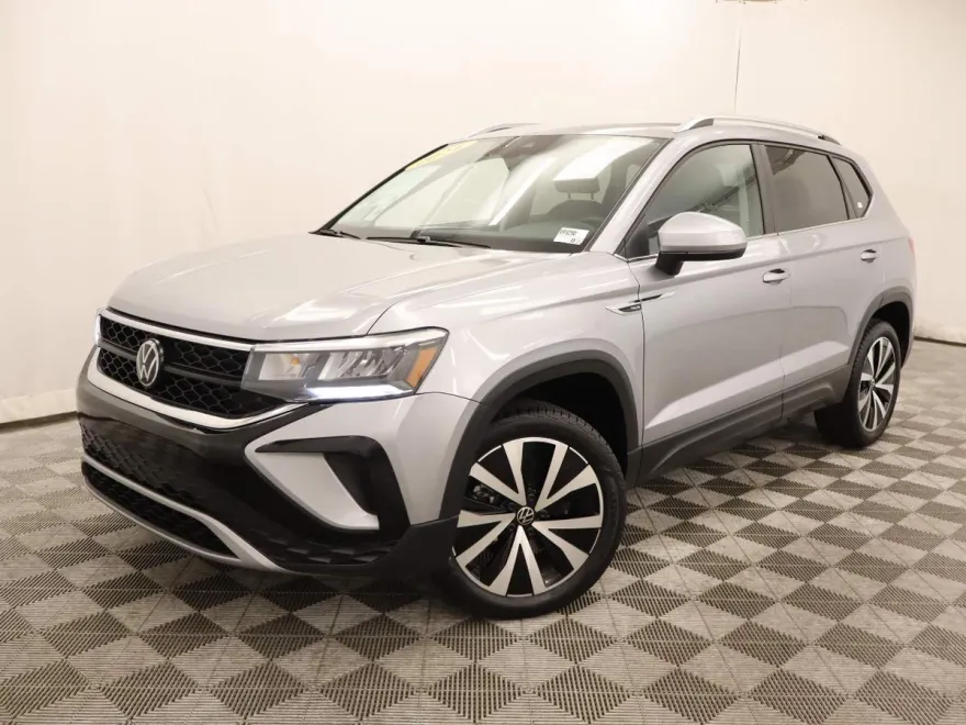 2024 Volkswagen Taos SE photo 1