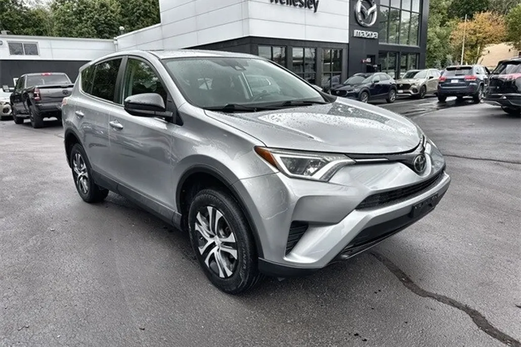 2018 Toyota RAV4 LE photo 1