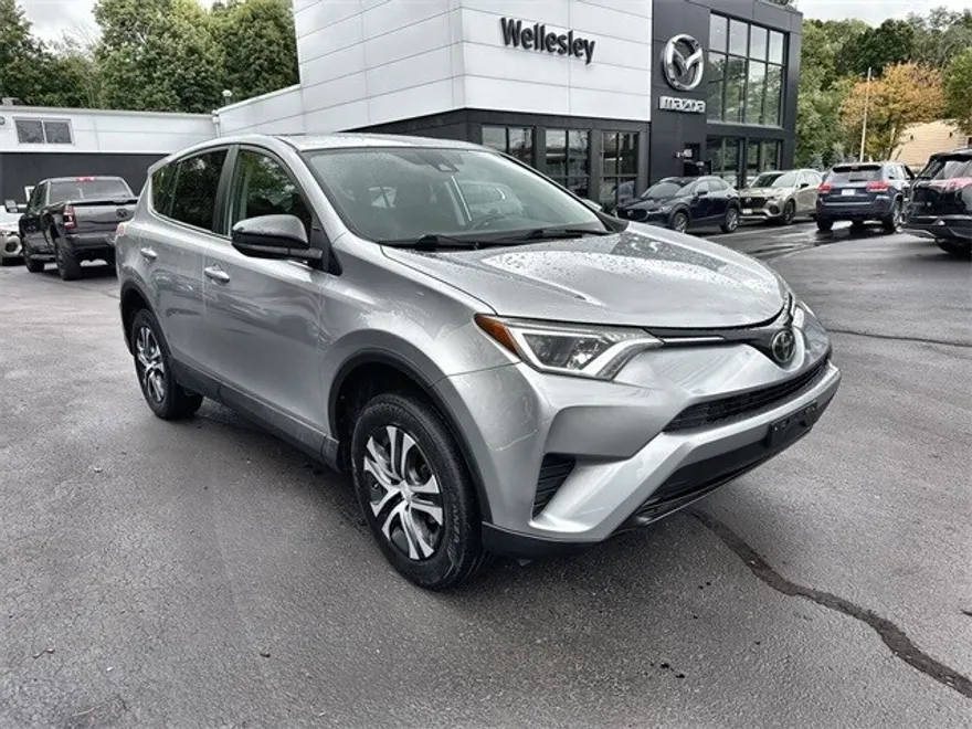 2018 Toyota RAV4 LE photo 1