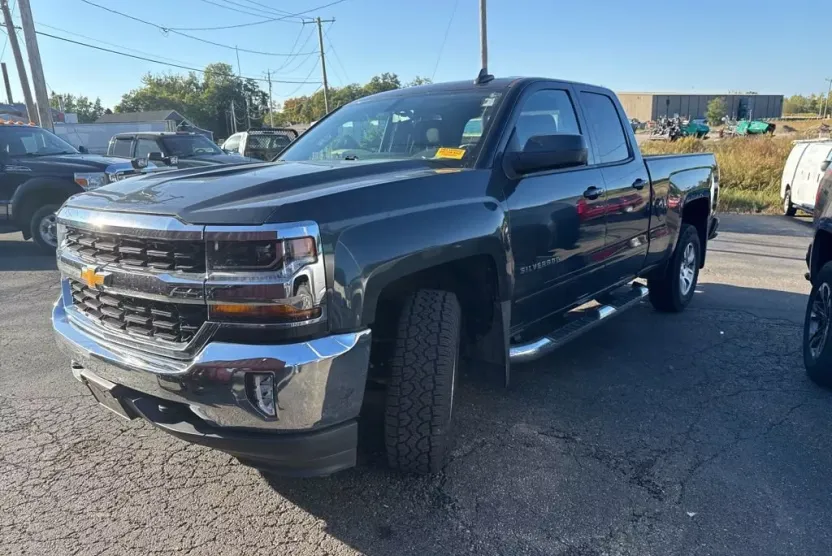 2017 Chevrolet Silverado 1500 LT photo 1