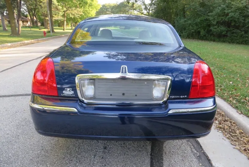 2010 Lincoln Town Car Signature Limited photo 1