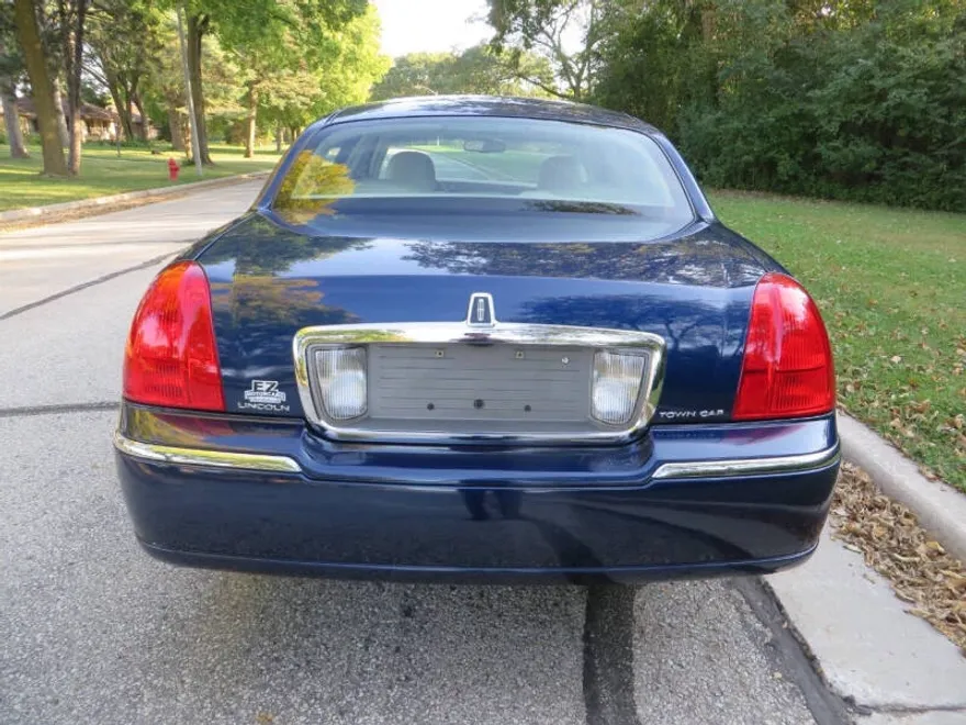 2010 Lincoln Town Car Signature Limited photo 1