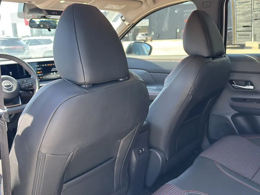 2025 Nissan Kicks SR photo 1