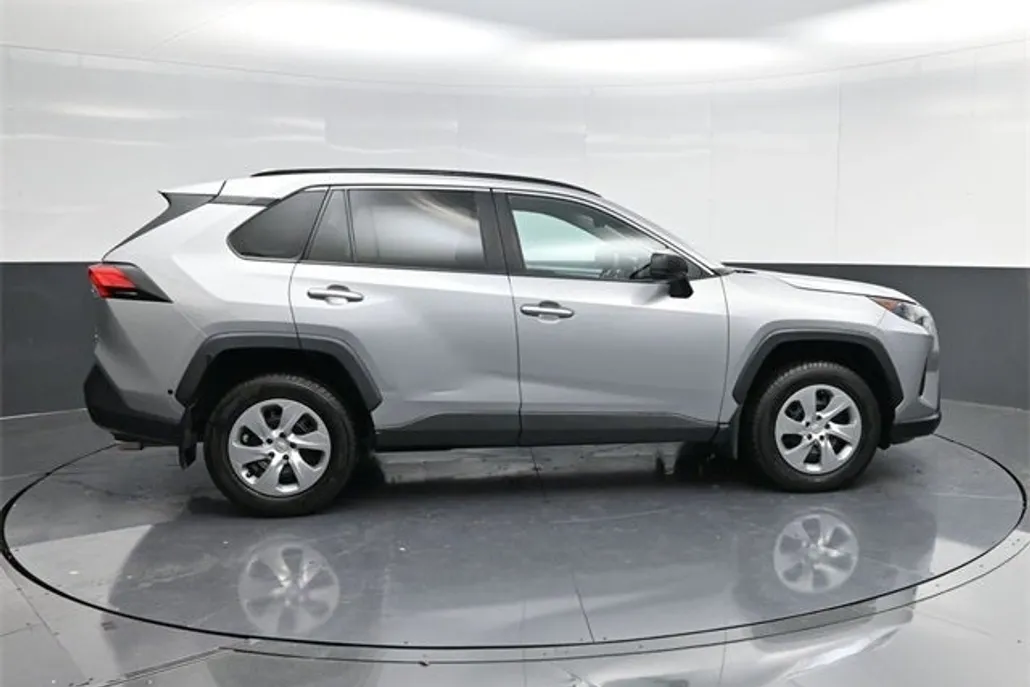 2019 Toyota RAV4 LE photo 1
