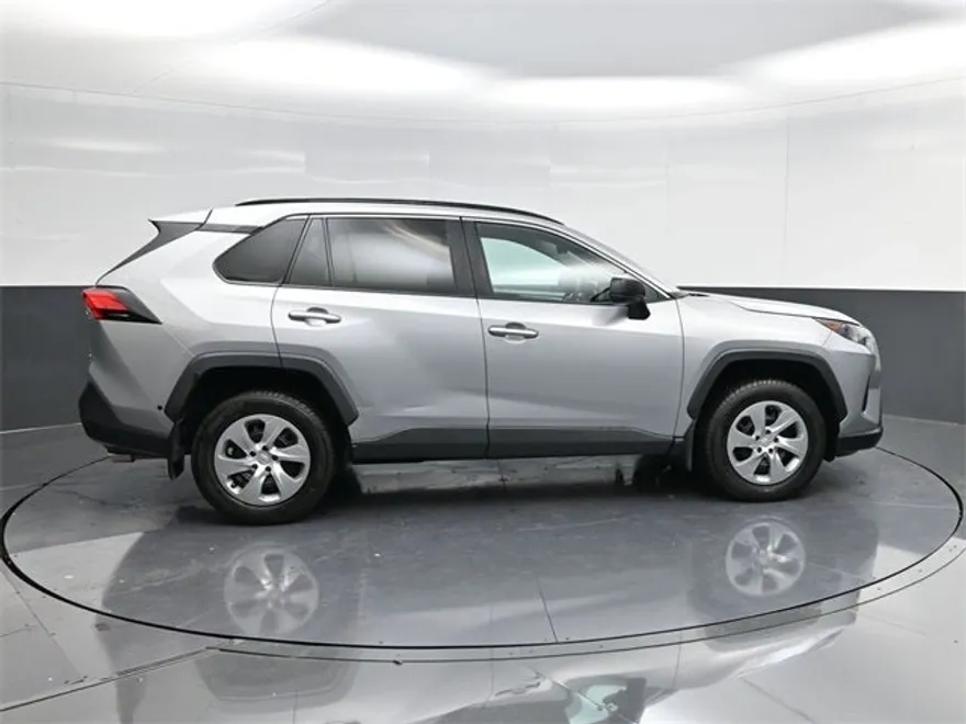 2019 Toyota RAV4 LE photo 1