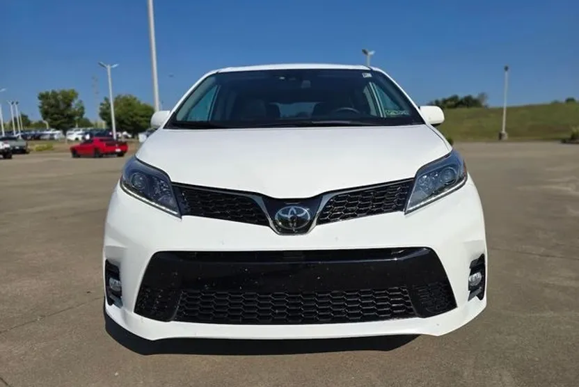 2019 Toyota Sienna SE Premium photo 1