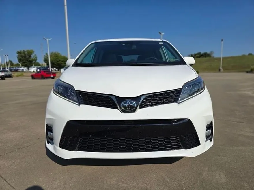 2019 Toyota Sienna SE Premium photo 1