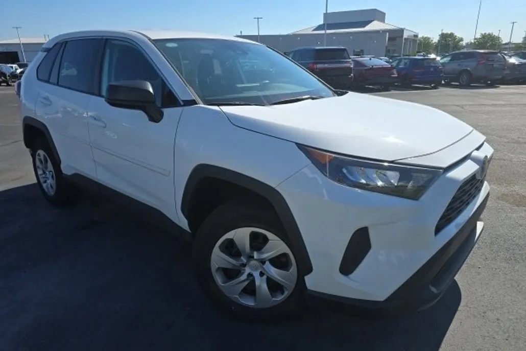 2022 Toyota RAV4 LE photo 1