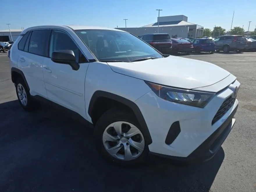 2022 Toyota RAV4 LE photo 1