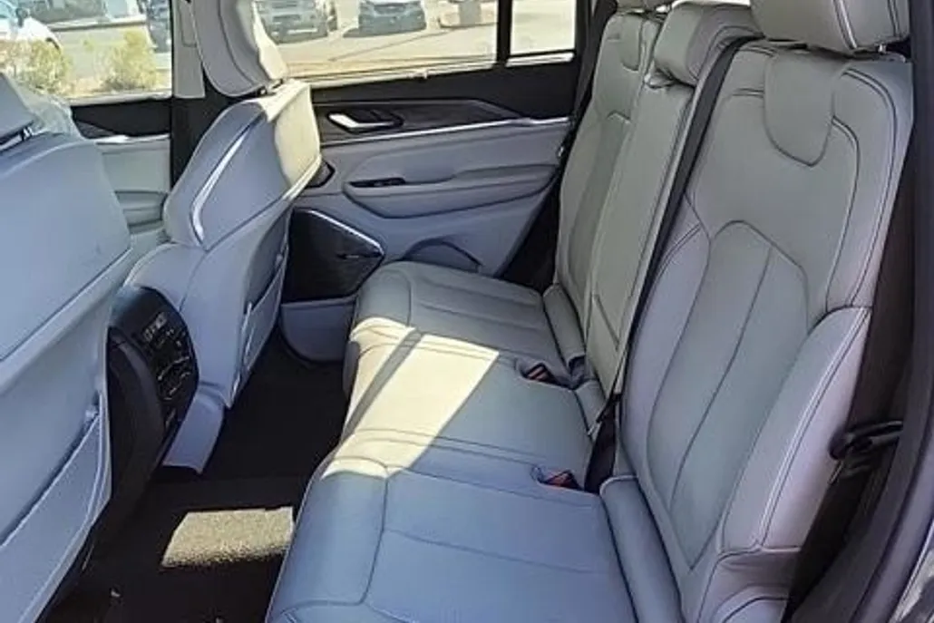 2022 Jeep Grand Cherokee Overland photo 1