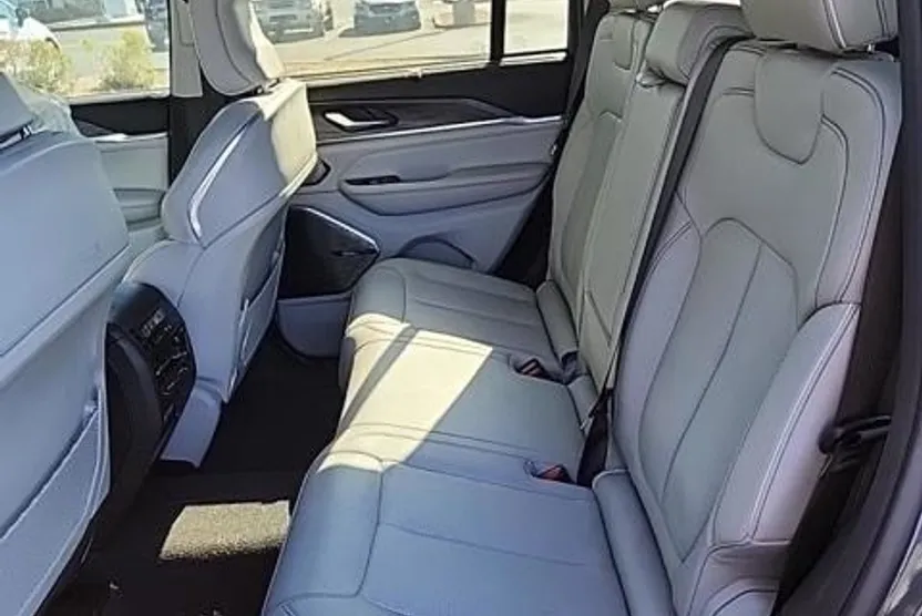 2022 Jeep Grand Cherokee Overland photo 1