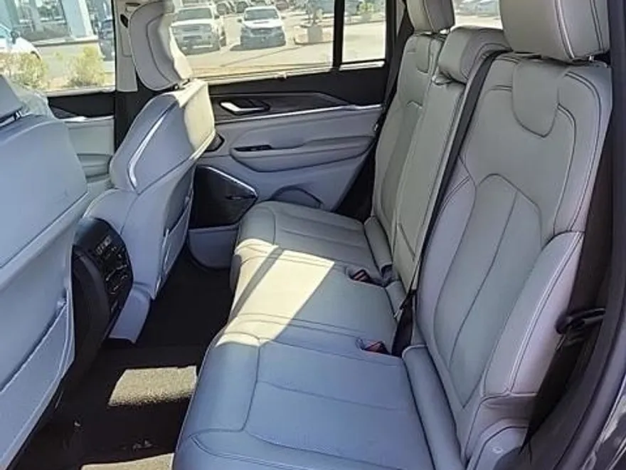 2022 Jeep Grand Cherokee Overland photo 1