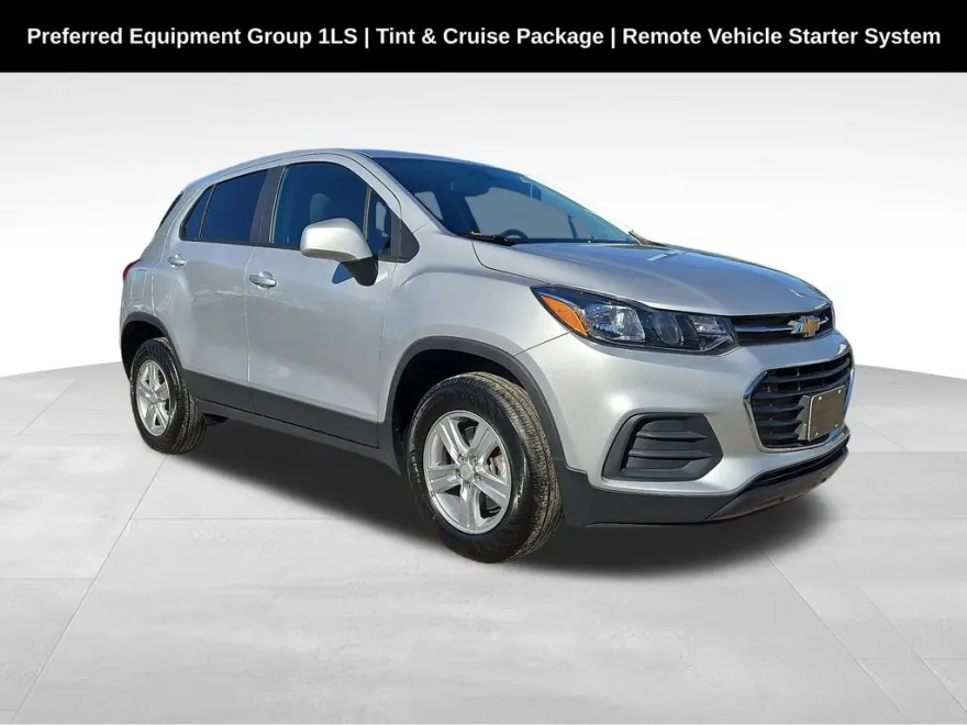 2022 Chevrolet Trax LS photo 1