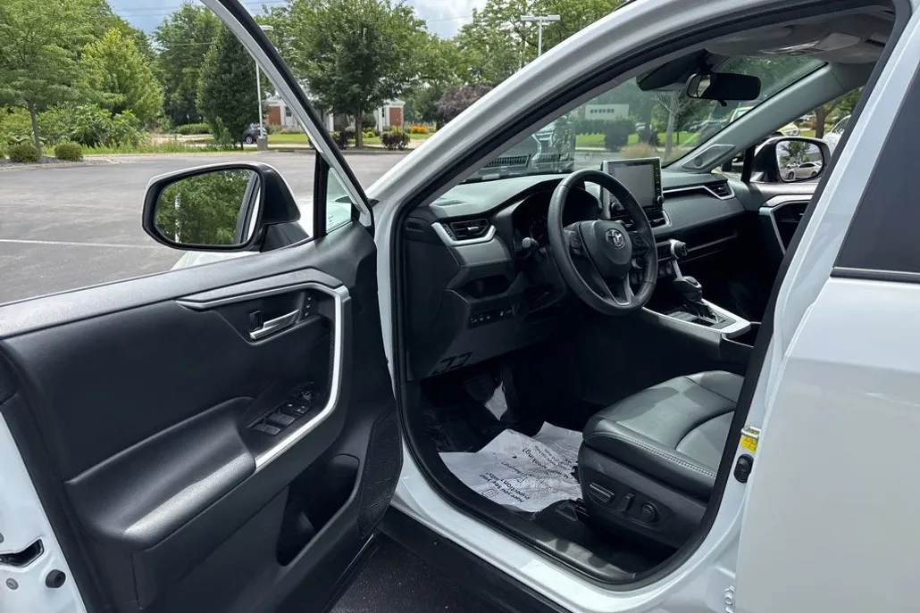 2022 Toyota RAV4 XLE Premium photo 1