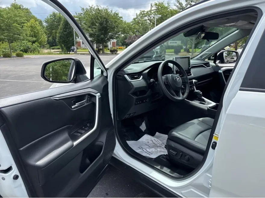 2022 Toyota RAV4 XLE Premium photo 1