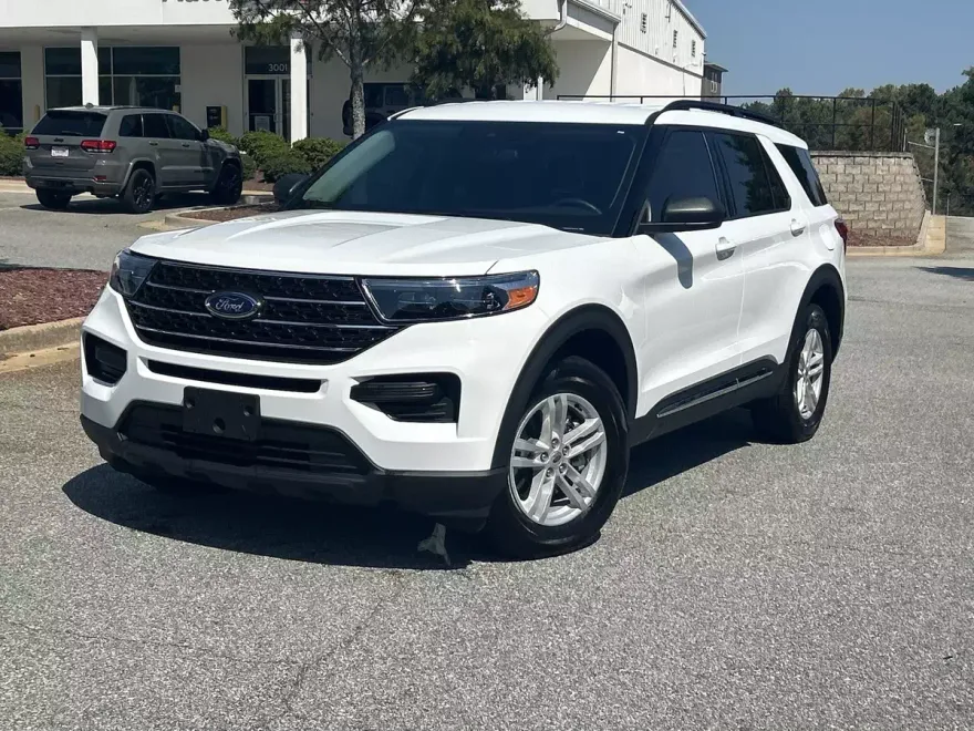 2023 Ford Explorer XLT photo 1