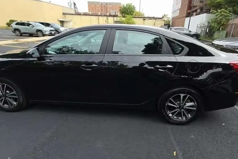 2022 Kia Forte LXS photo 1