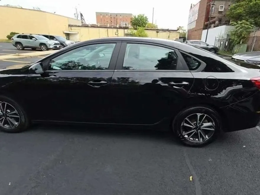 2022 Kia Forte LXS photo 1