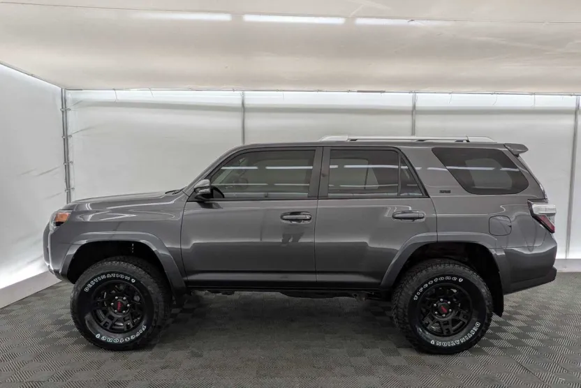 2017 Toyota 4Runner SR5 photo 1