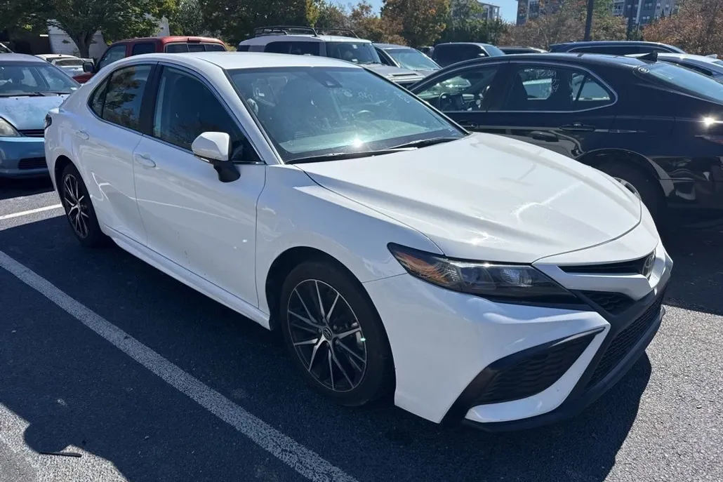 2024 Toyota Camry SE photo 1