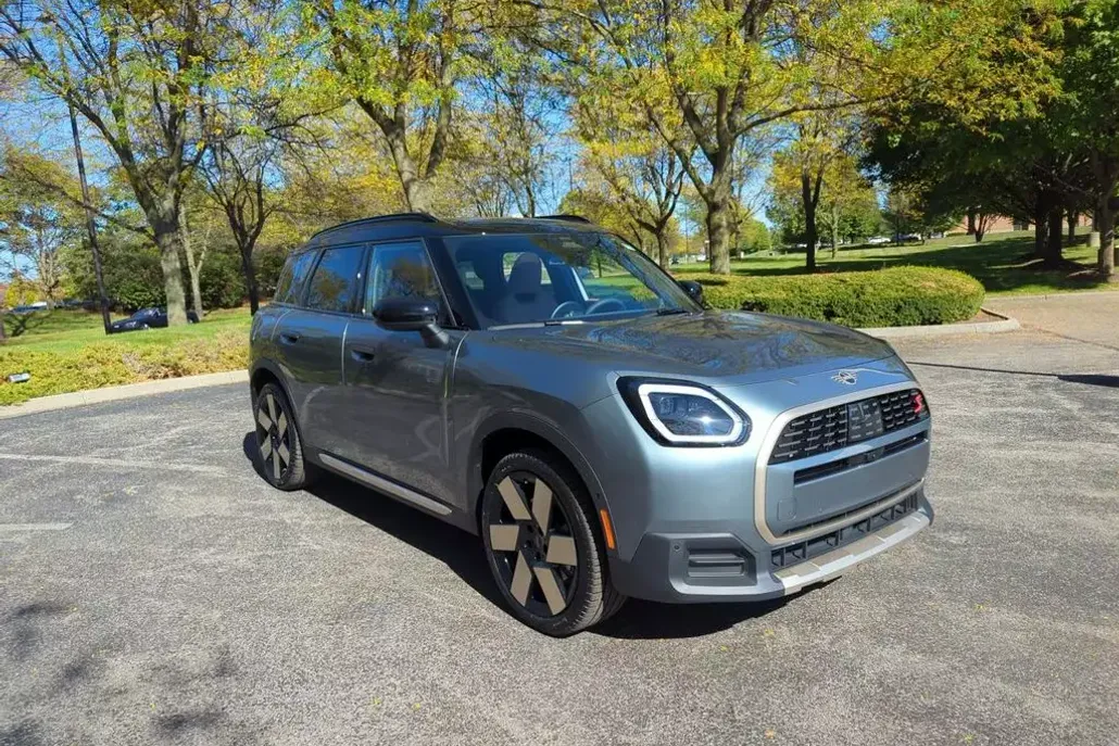 2025 Mini Cooper S Iconic photo 1
