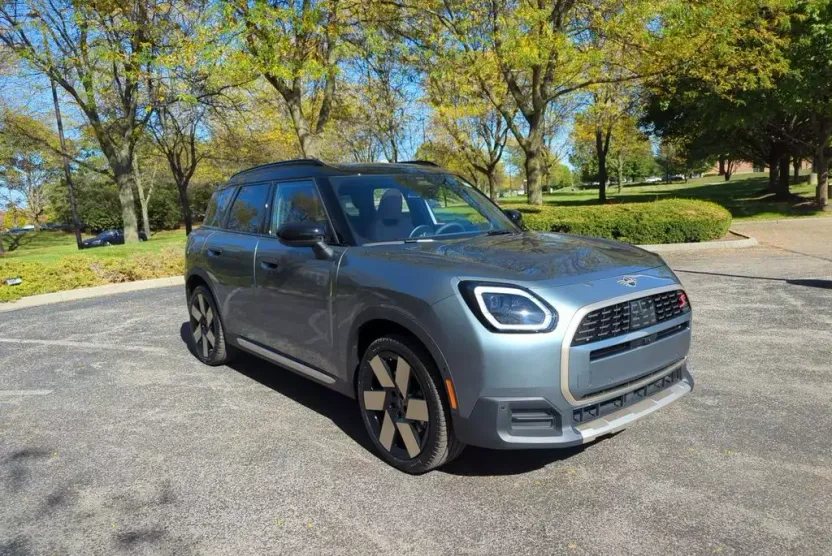 2025 Mini Cooper S Iconic photo 1