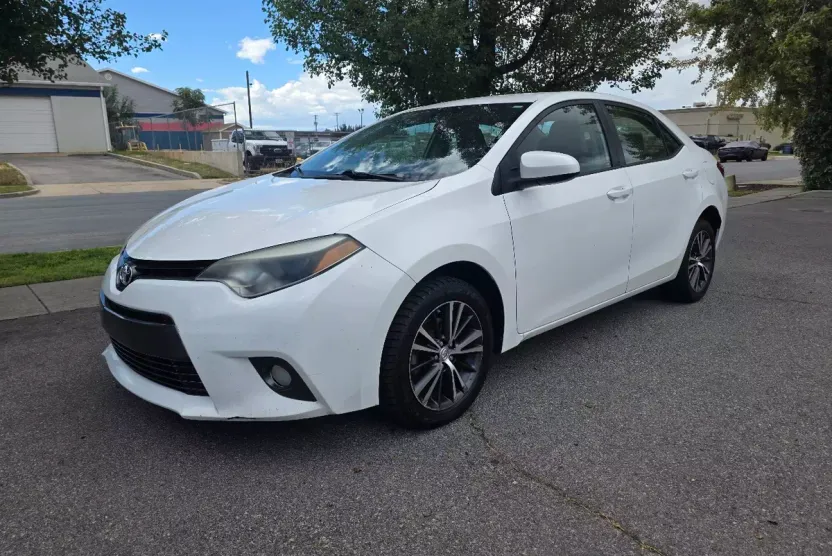 2016 Toyota Corolla LE photo 1