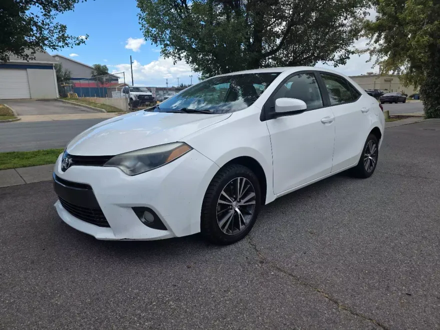 2016 Toyota Corolla LE photo 1