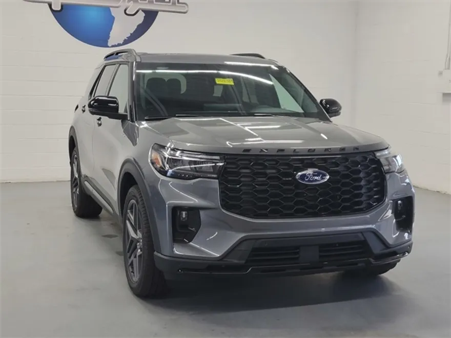 2025 Ford Explorer ST-Line photo 1