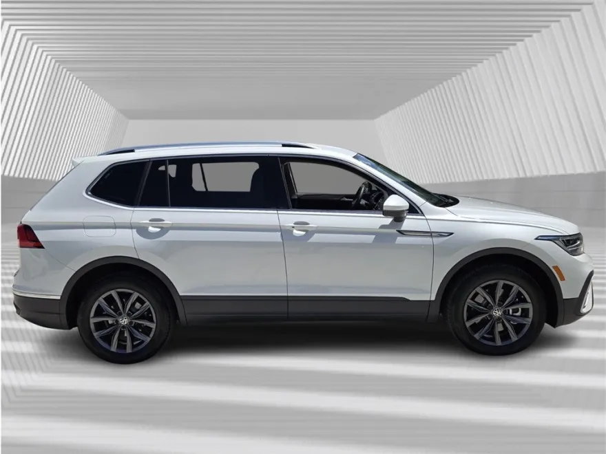 2023 Volkswagen Tiguan SE photo 1