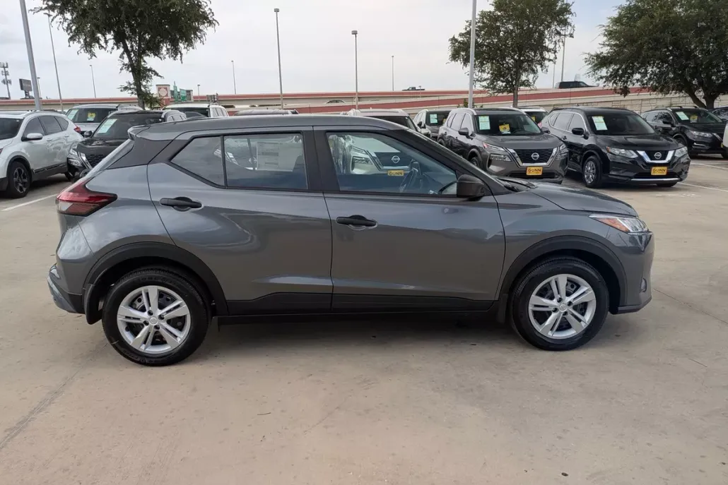 2025 Nissan Kicks Play S photo 1