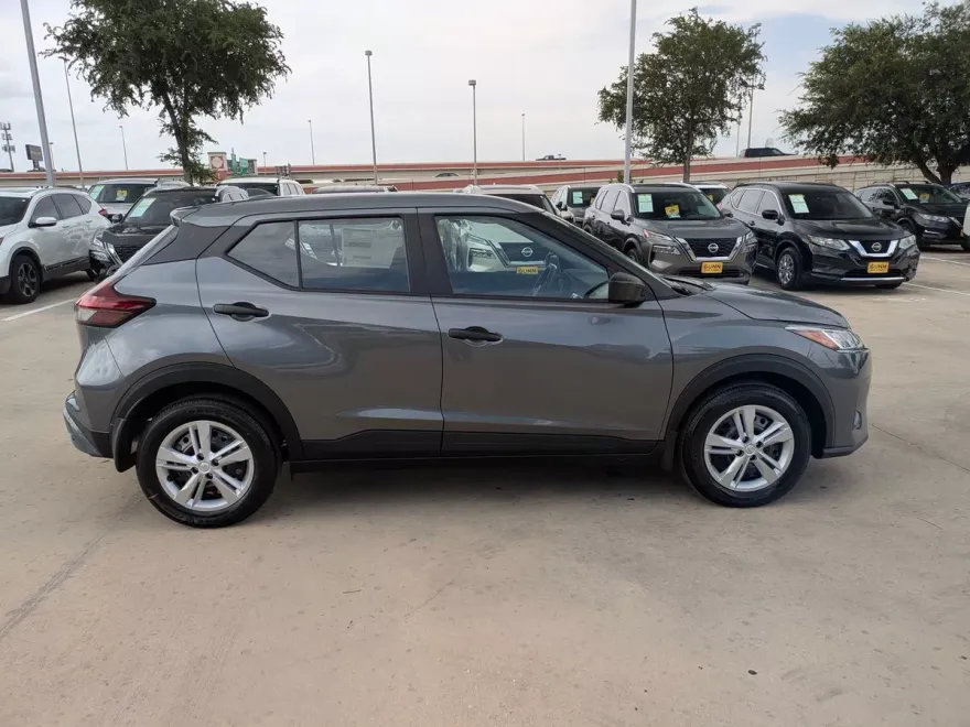 2025 Nissan Kicks Play S photo 1