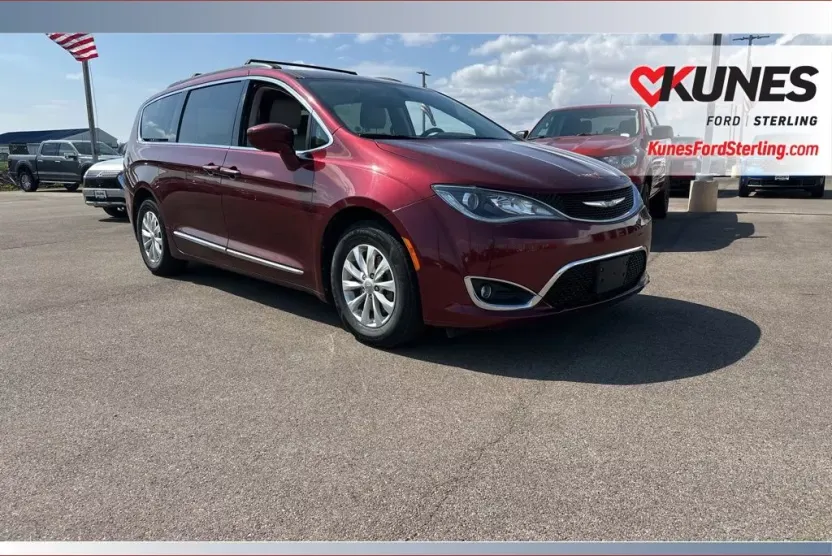 2017 Chrysler Pacifica Touring L photo 1